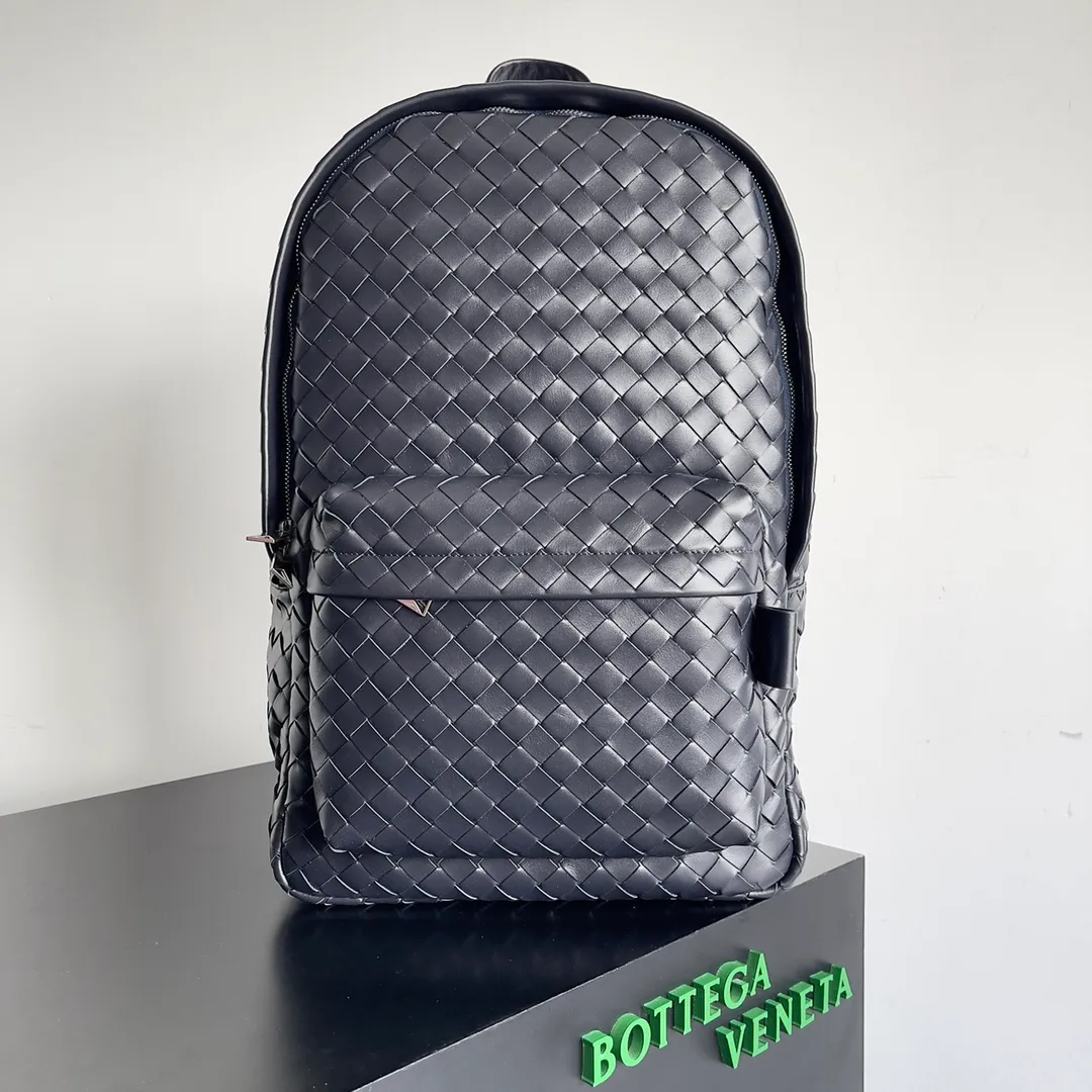 Batch 3100 large size ~ BV’s new woven backpack is so delicious ~ BV has finally released a backpack that I have been looking forward to for a hundred times ~ Full of details Luxurious leather + ultimate details + invincible capacity, really awesome ~ Unique weaving process plus soft and comfortable calfskin imported from Italy. The design of the wide shoulder straps makes the stress points on the shoulders more even. There is a laptop compartment inside with double zipper opening. Daily commuting is not a problem at all. Style number: 730732 Size: 46.5*14*30cm